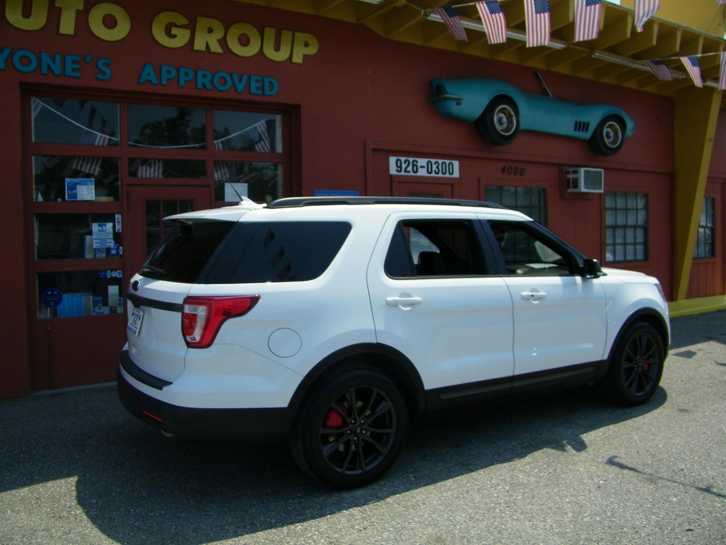 2018 White /Black Ford Explorer XLT FWD (1FM5K7D85JG) with an 3.5L V6 DOHC 24V engine, 6A transmission, located at 4000 Bee Ridge Road, Sarasota, FL, 34233, (941) 926-0300, 27.298664, -82.489151 - Photo#3